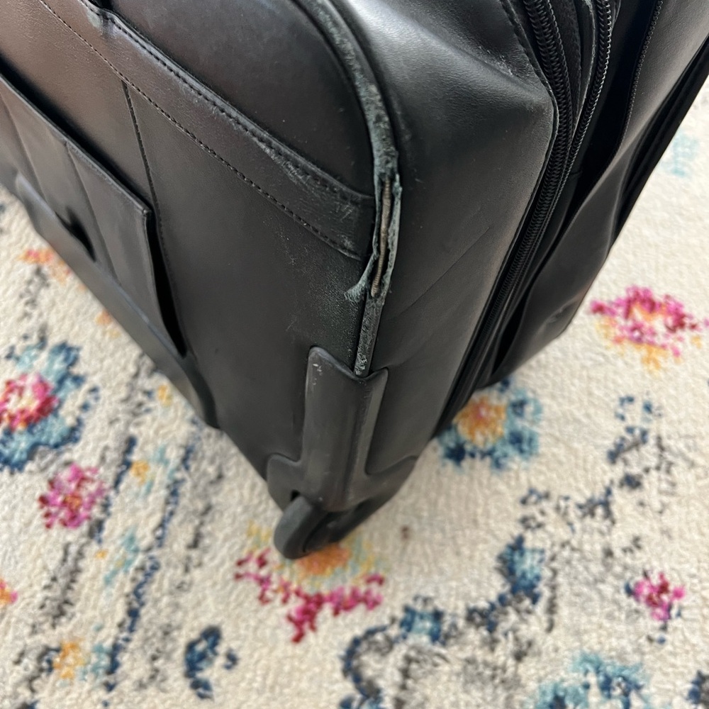 Tumi Black Briefcase with Durable Design and Spacious Compartments - Picture 6 of 7